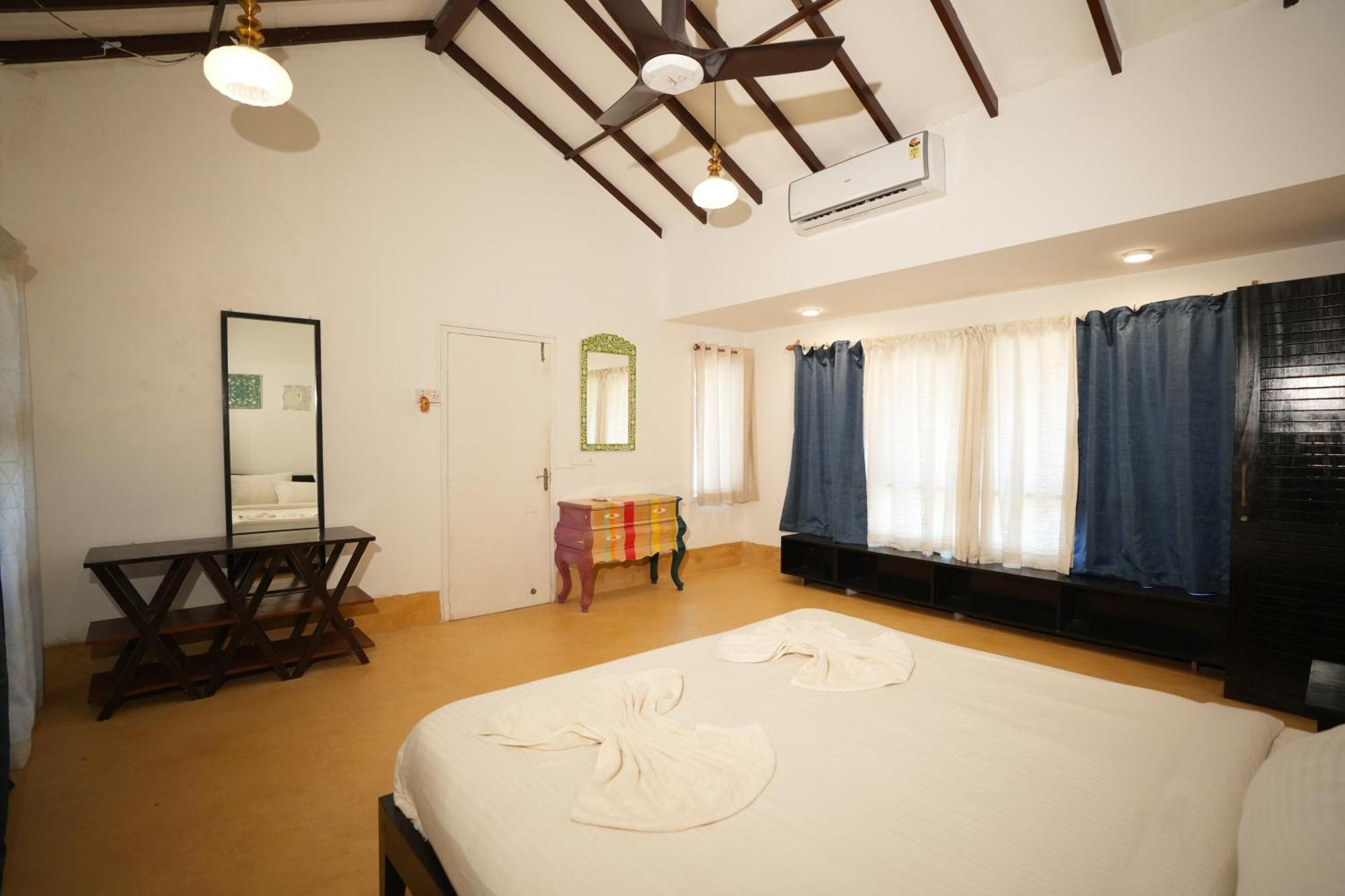 Villa M - Solitude: Beachside Candolim Retreat with Pool Exterior photo