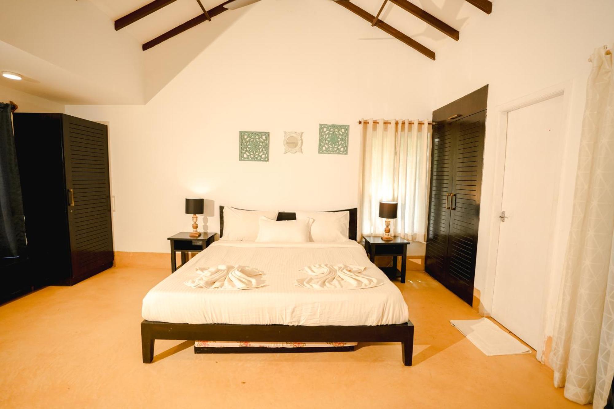 Villa M - Solitude: Beachside Candolim Retreat with Pool Exterior photo